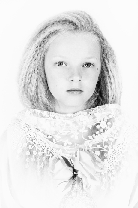 Sadé girl in white.