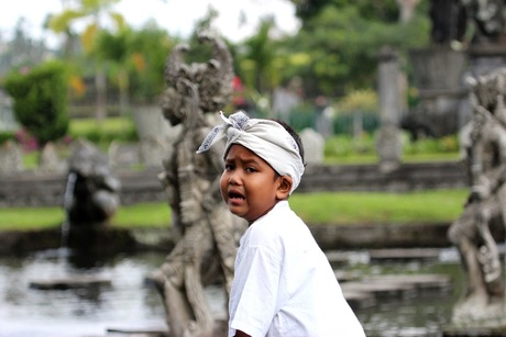 Hindoe kind in watertempel Bali