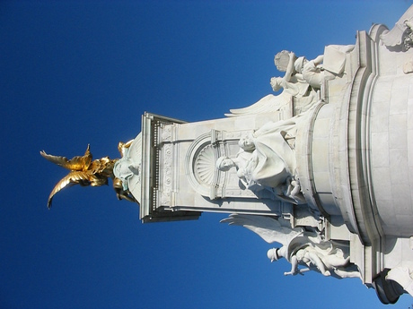 Statue at Buckingham Palace