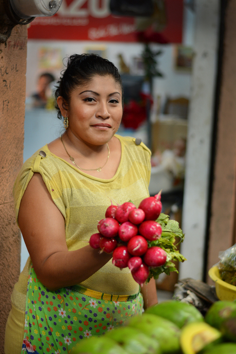 Vrouw op markt in Merida, Mexico