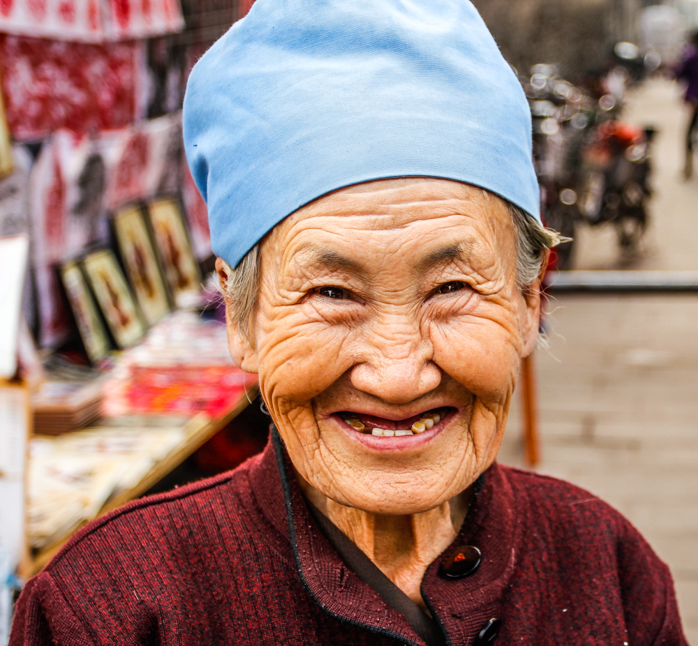 D85FEE5AF4FD4FA460FE18CB5E0E9D8E-blije-chinese-oude-vrouw.jpg