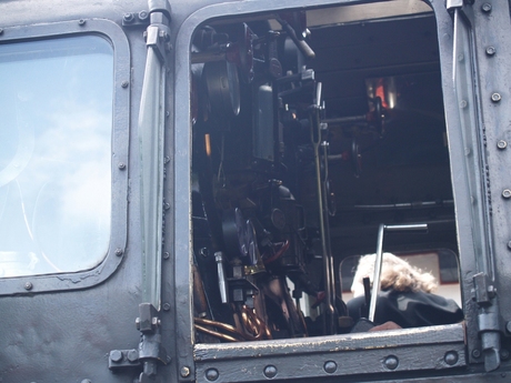 De cabine van een stoomlocomotief.