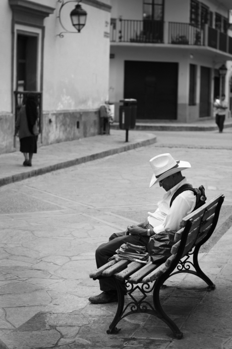 Vermoeide straatverkoper in San Christobal, Mexico