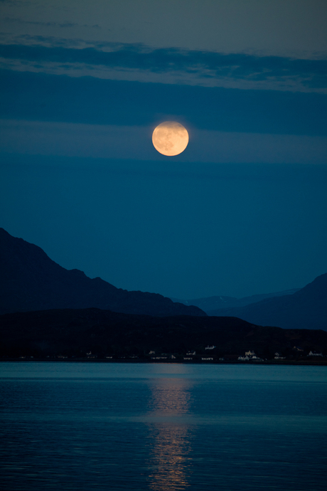 Maan boven Loch Ewe, Schotland.