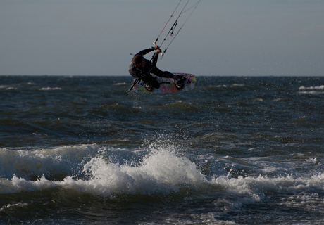 Jump van een kitesurfer
