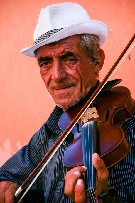 Een straatmuzikant in Venetië