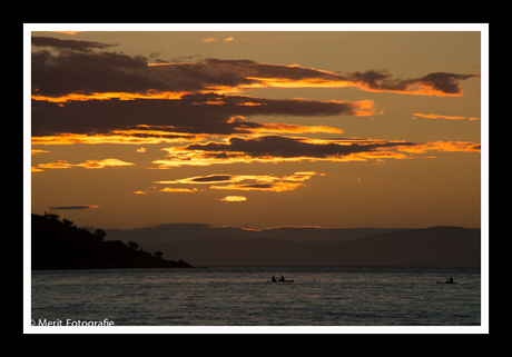 Kayakken bij zonsondergang