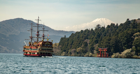 Rondvaart op Lake Ishi met op de achtergrond Mount Fuji (Regio Hakone)