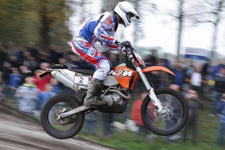 een motor rijder tijdens de rtl dakar pre proloog