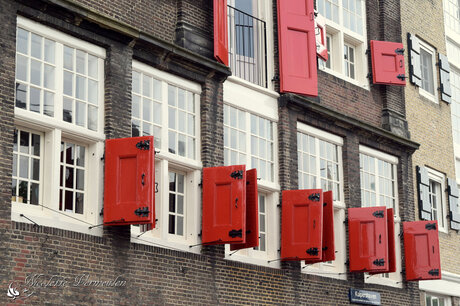 Rode luiken in Dordrecht