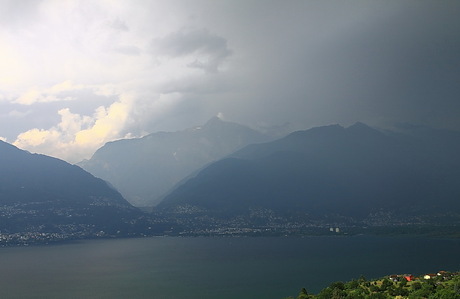 slecht weer boven het Lago Maggiore