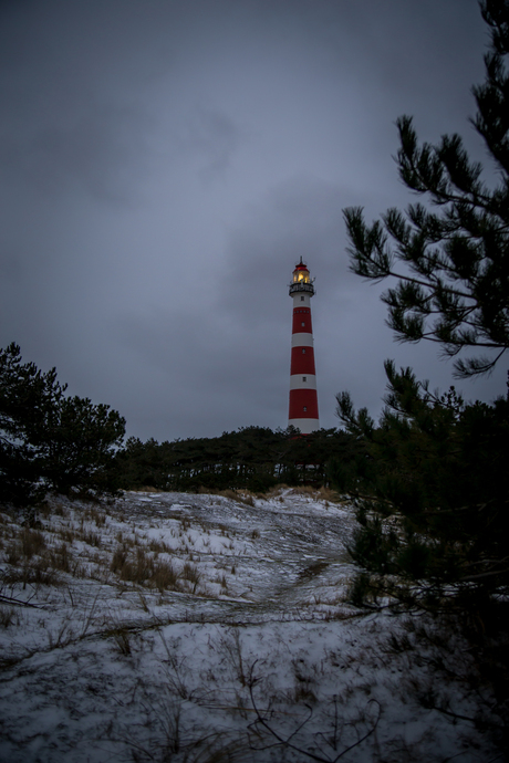 vuurtoren in de sneeuw