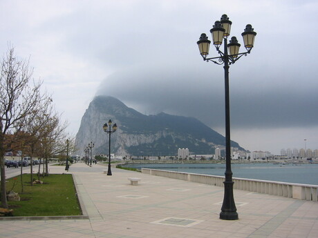 Gibraltar in de wolken