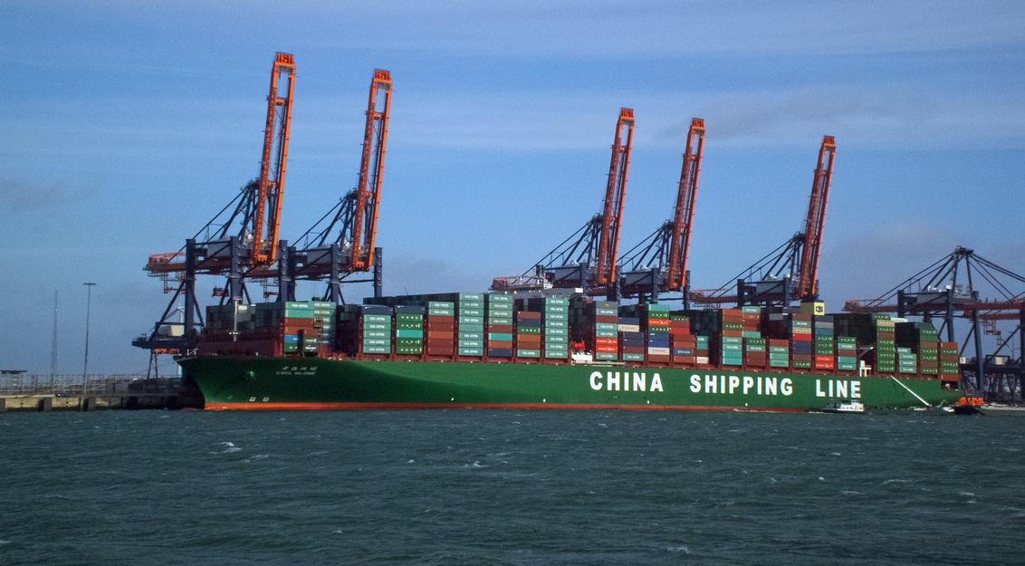 Grootste containerboot ter wereld - De grootste containerboot ter wereld (CSCL GLOBE) ligt op dit moment in de Rotterdamse haven. De 400 meter lange en 58,6 meter brede carrier is de ee - foto door fagusel op 11-01-2015