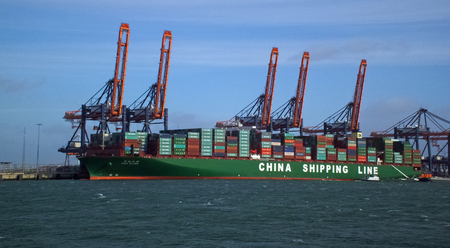 Grootste containerboot ter wereld - De grootste containerboot ter wereld (CSCL GLOBE) ligt op dit moment in de Rotterdamse haven. De 400 meter lange en 58,6 meter brede carrier is de ee - foto door fagusel op 11-01-2015