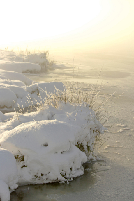 sneeuw aan het ijs