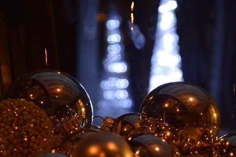 Lichttorens met kerstballen