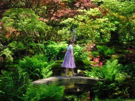 japanse tuin met klein meisje
