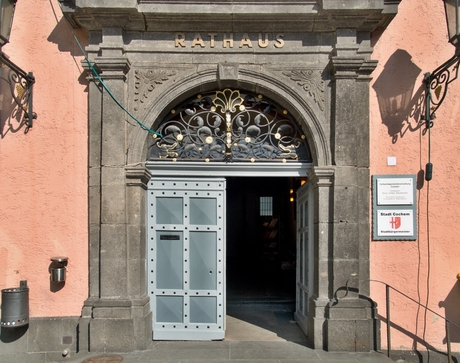 De classicistische toegangspoort van het stadhuis van Cochem.