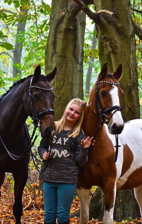 dochter met haar paarden