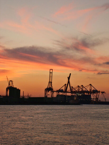 De haven van Amsterdam bij zonsondergang