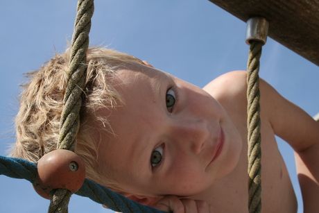 Spelen op het strand.