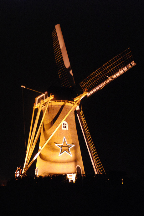 verlichte molen met kerstversiering