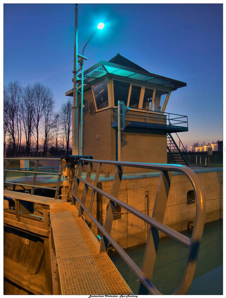 Biesboschsluis werkendam bij avondlicht