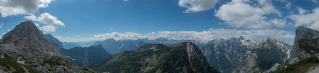 Panorama op een bergtop in Slovenië