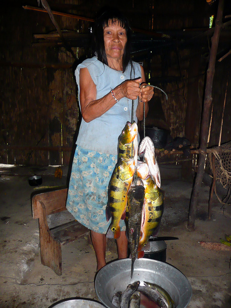 Vrouw met vis in Peru