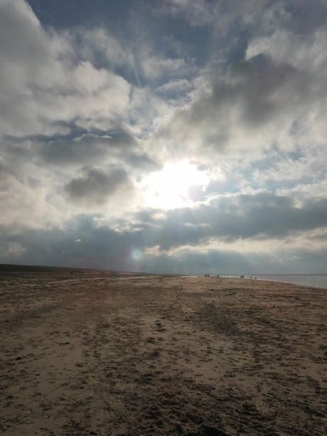 De zon doorbreekt de wolken