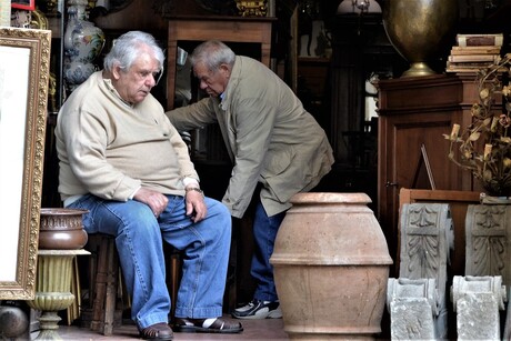 straatfotografie antiekhandelaren in arezzo