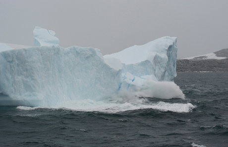 IJsberg breekt af