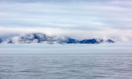 zee-ijs-mist-bergen spitsbergen