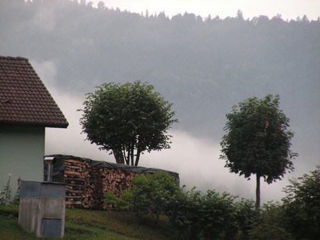 Huisje in mist frankrijk 2006.