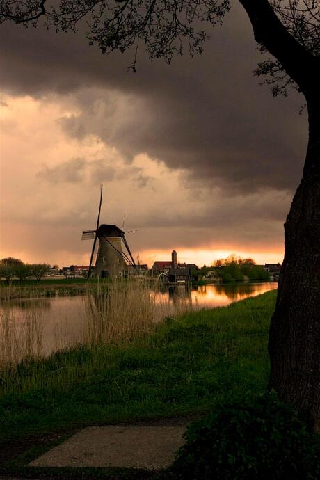 Kinderdijk bij zonsondergang.