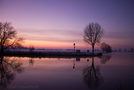 Zonsondergang aan de Maas