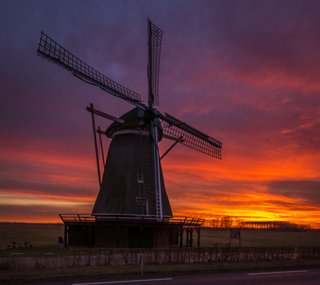 Windesheimer molen bij zonsopkomst