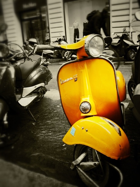 Gele Vespa scooter