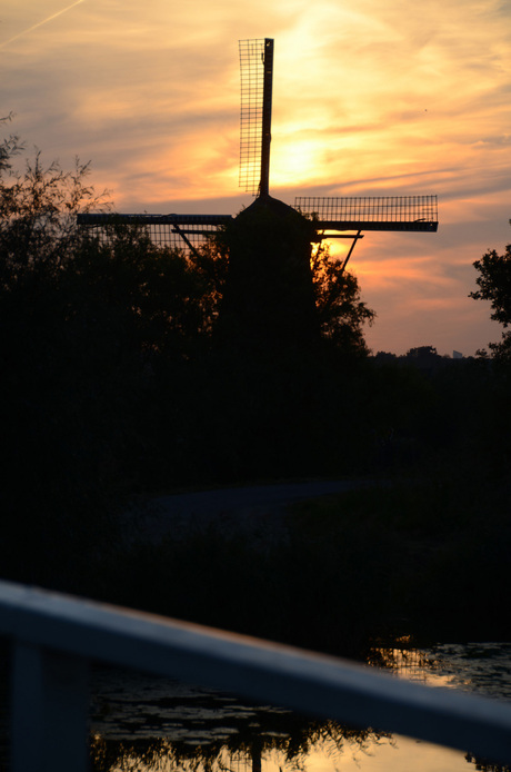 Molen bij zonsondergang