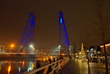 Hefbrug in fluoriserend blauw