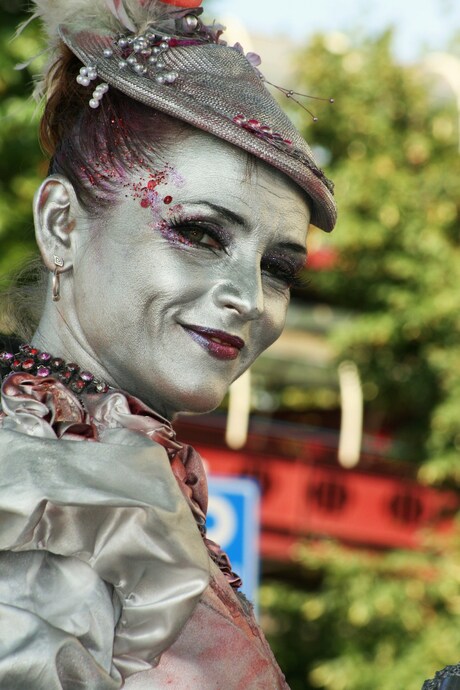 living statue 3