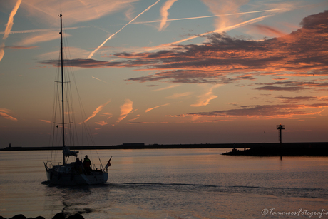 Zonsondergang Ijmuiden Pier met uitgaande jacht