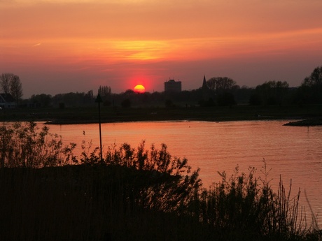 Zonsondergang bij de Rijn.