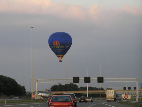 Haal niet in, blijf rechts rijden en waarschuw de spookvaarder met lichtsignalen!