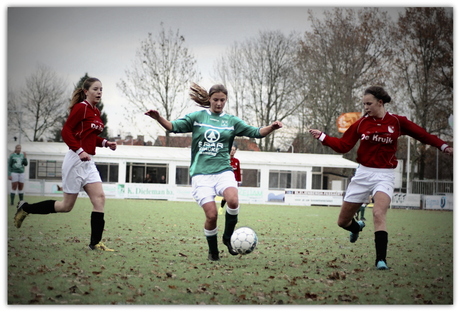 vrouwenvoetbal in herfst