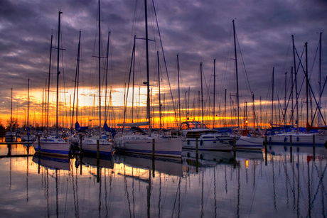 Zonsondergang bij de haven