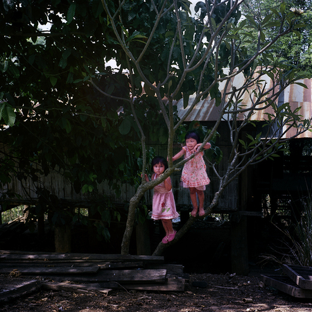 Kayan Tribe Children - Children of the Kayan Tribe in Pa Deng a small mountain village in no-man's-land between Northern Thailand and Burma.
When the parents work in the z - foto door longneck op 20-05-2013