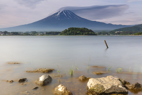 Mount Fuji in Japan met lake kawaguchi op de voorgrond