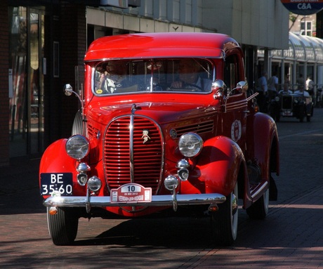 Ford V8 Pick up on the move